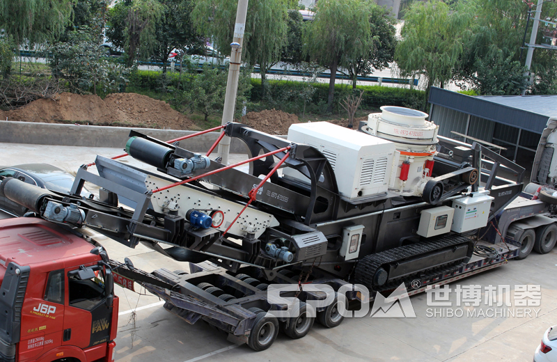 履帶移動圓錐破碎站，裝車發(fā)貨中